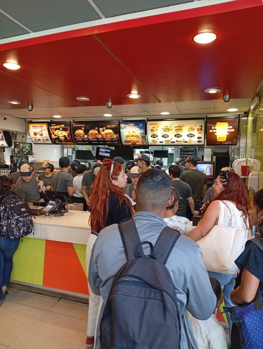 P_Segovia's tweet photo. Hay más cocineros que clientes. Y aún así, hay una buena espera en @McDonalds_Cl de viña.
Será para atender los despachos por internet? https://t.co/74svQvCmBf