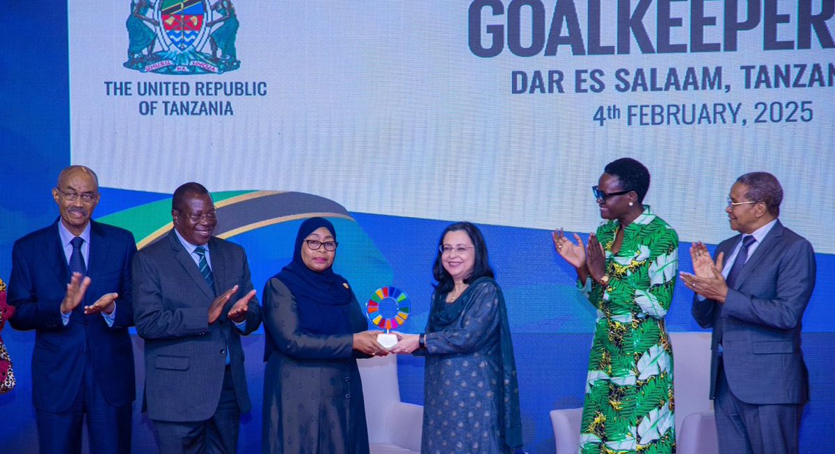 Monfinance's tweet image. Congratulations to President Samia Suluhu Hassan on receiving the Gates Goalkeeper Award! Your leadership in reducing newborn mortality by 80% is truly inspiring.  Being in the healthcare i am so happy to see this  @SuluhuSamia  🇹🇿💙 #Tanzania #HealthLeadership