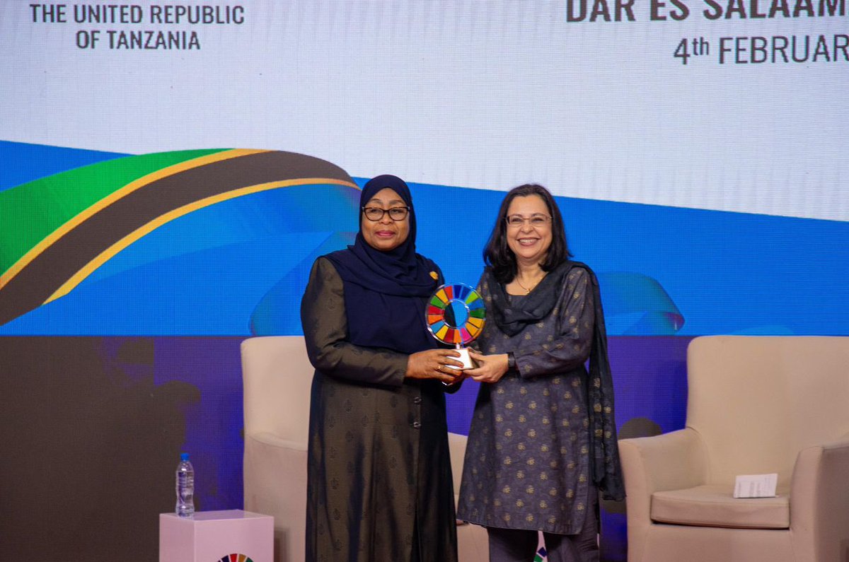 Monfinance's tweet image. Congratulations to President Samia Suluhu Hassan on receiving the Gates Goalkeeper Award! Your leadership in reducing newborn mortality by 80% is truly inspiring.  Being in the healthcare i am so happy to see this  @SuluhuSamia  🇹🇿💙 #Tanzania #HealthLeadership
