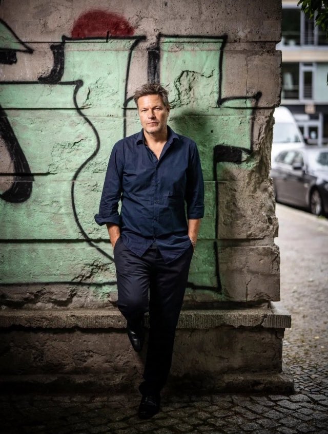 AndreaKhle4755's tweet photo. Habeck ist der beliebteste Kanzlerkandidat! Die Mehrheit will ihn. Liebe Mehrheit: wenn ihr ihn wollt dann müsst ihr die Grünen wählen! ✅✅ https://t.co/5Py6NRglDa
