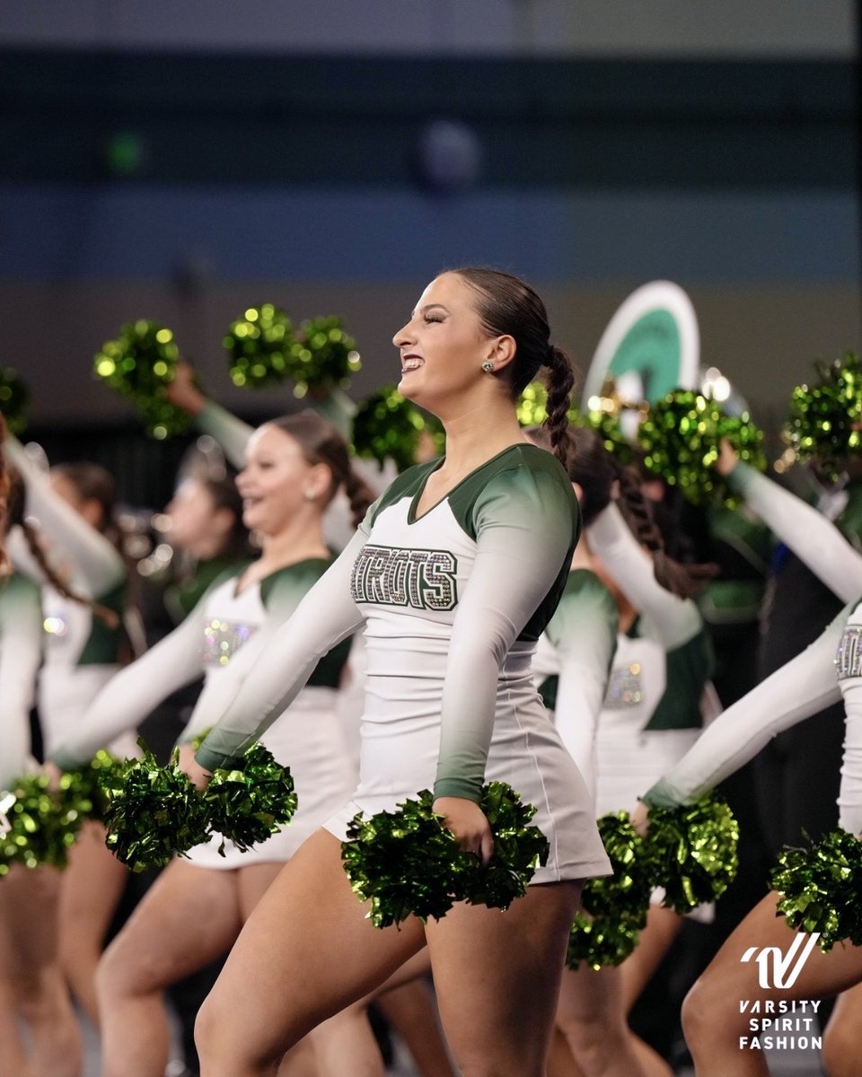 VarsityFashions's tweet image. Burncoact took the stage for a hype Game Day Live performance in coordinating #VarsityStyle! Dance debuted a new dress with an open back detail and ombre sleeves. The band sported a custom jacket in their school colors and logo on the chest. 🎶💚 
#VarsityBandWear #UDAnationals