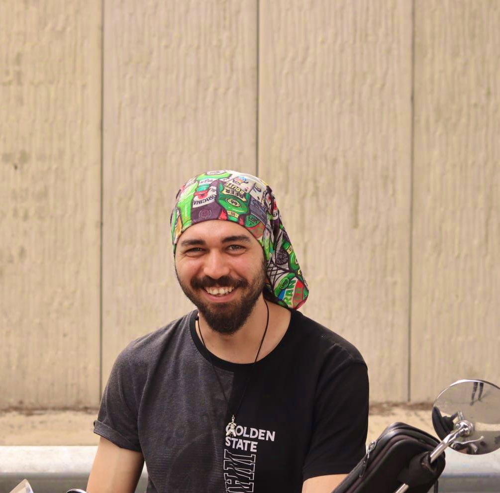 Fotoğrafta gördüğünüz kişi abim Samet Özgül.

Ankara’da trafikte uyardığı 3 kişi tarafından canice boğazından bıçaklanarak katledildi. 

20 ayrı suç kaydı olan 2 kişi serbest bırakıldı, baş failin 'pişmanım' sözüyle müebbet hapis cezası 25 yıla indirildi.

Yargıtay Cumhuriyet