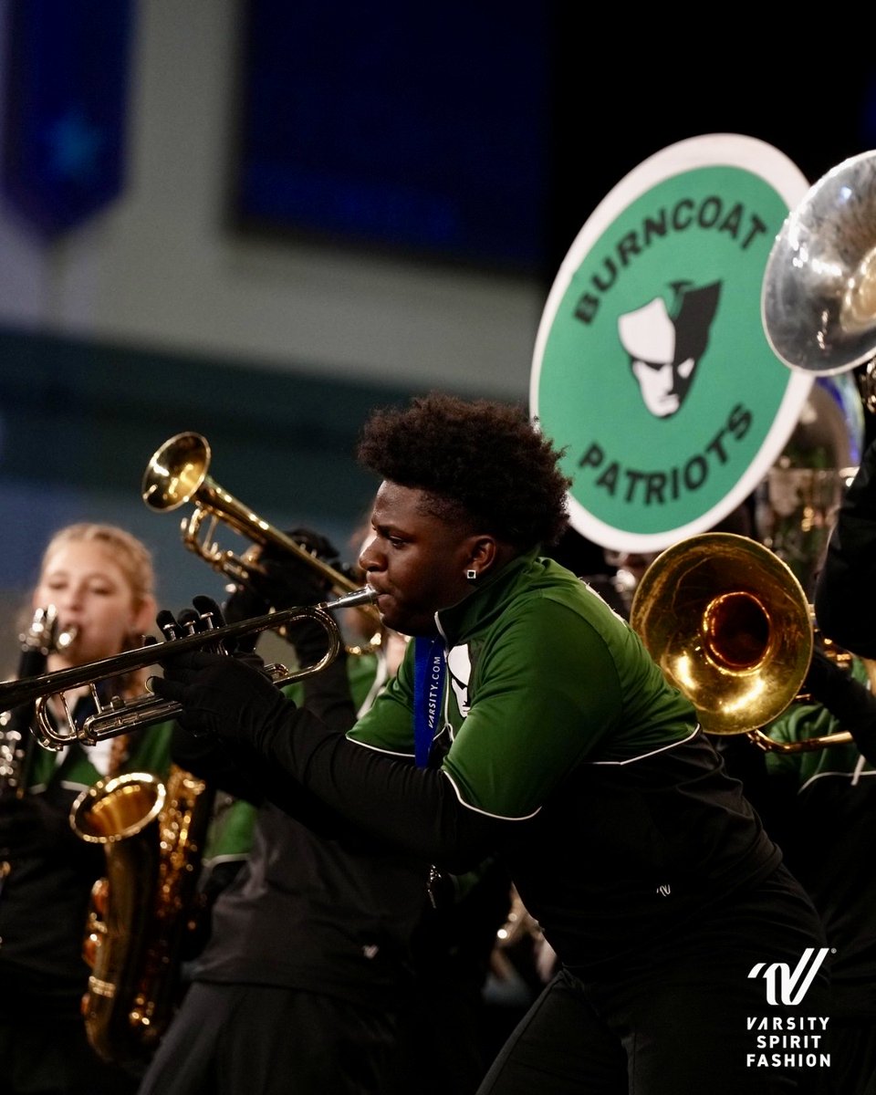 VarsityFashions's tweet image. Burncoact took the stage for a hype Game Day Live performance in coordinating #VarsityStyle! Dance debuted a new dress with an open back detail and ombre sleeves. The band sported a custom jacket in their school colors and logo on the chest. 🎶💚 
#VarsityBandWear #UDAnationals