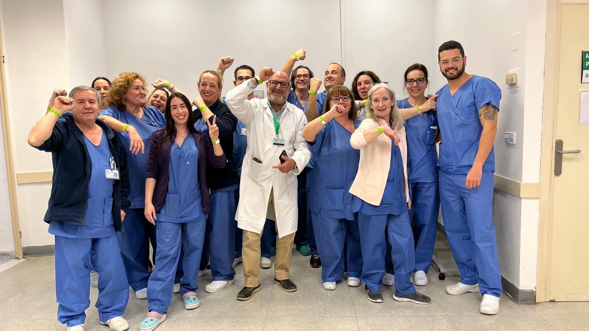 HRegionalMalaga's tweet photo. 🎗️ En el Día Mundial del Cáncer, el personal de Hospital de Día y Consultas Externas de Oncología de nuestro hospital se une a la causa con pulseras de @ContraCancerEs.

#DíaMundialContraElCáncer
#SomosHRegional
#HRUMContigoSiempre 
@MalagaJunta
@saludand 
@ContraCancerMA https://t.co/yIKY241VhJ