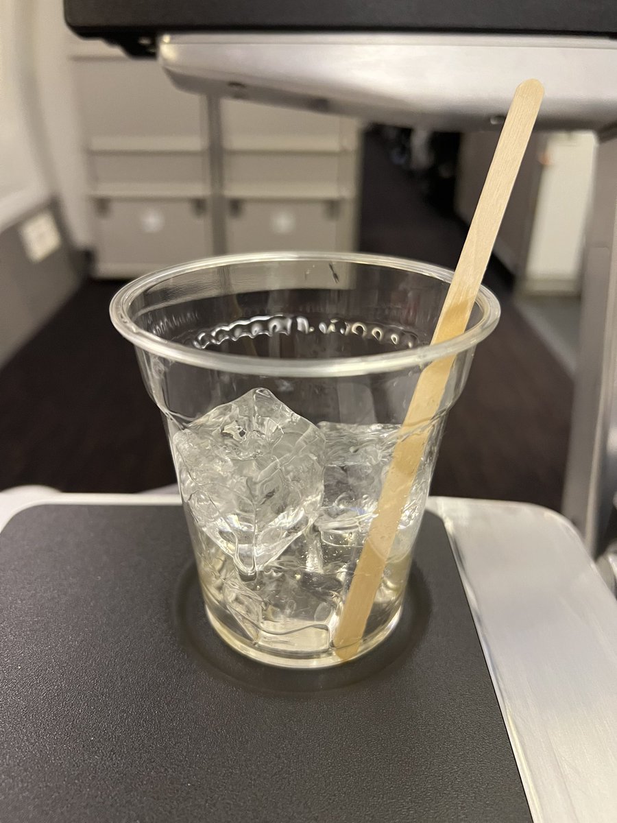 osamuakabane's tweet photo. シンガポール着。あったか！笑
時差よくわからず眠いのかなんなのか🥱
上空何mで飲む酒は美味かったぜ🍺

#roadtoindia https://t.co/aPYyfG5LjX