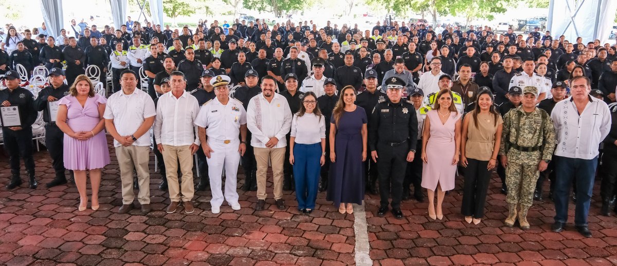 MaraLezama's tweet photo. En el marco del Día Internacional del Policía👮🏻‍♀👮🏻‍♂, reconocemos la profesionalización, la entrega y el compromiso de quienes trabajan incansablemente por nuestra seguridad, con la entrega de constancias de ascenso a policías que, a través de exámenes y procesos, fueron ascendidos. Entregamos reconocimientos a policías con 20, 25 y 30 años de servicio prestado, así como galardones a elementos destacados en sus acciones en favor de la construcción de paz.   

Las y los policías de #QuintanaRoo son pieza clave en el fortalecimiento de la seguridad, con un servicio de proximidad y poniendo al pueblo primero, con la misión de construir la paz en el estado. Por ello, desde el gobierno, seguimos fortaleciendo sus condiciones laborales y su bienestar, convirtiéndolos en la policía estatal mejor pagada, más equipada, capacitada y preparada del país. 🚔🚨

#UnidosParaTransformar