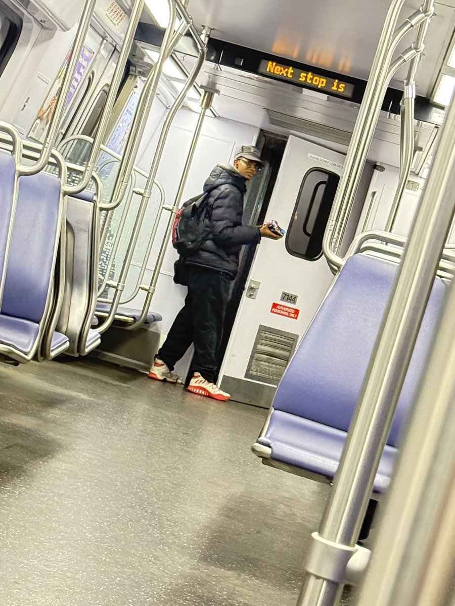 jackDaleyDCLA's tweet image. Hey @wmata, is a non-metro person suppose to have the cab door open yapping away with the train operator who’s currently operating the train to pentagon station? Seems like the operator should be focused on operating the train and NOT yapping away with a friend.