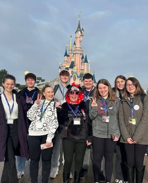Travel and Tourism students from East Sussex College’s Hastings campus embarked on an unforgettable trip to Disneyland Paris 🎇✈️ where they combined education with adventure. Read more: escg.ac.uk/blog/travel-to…
