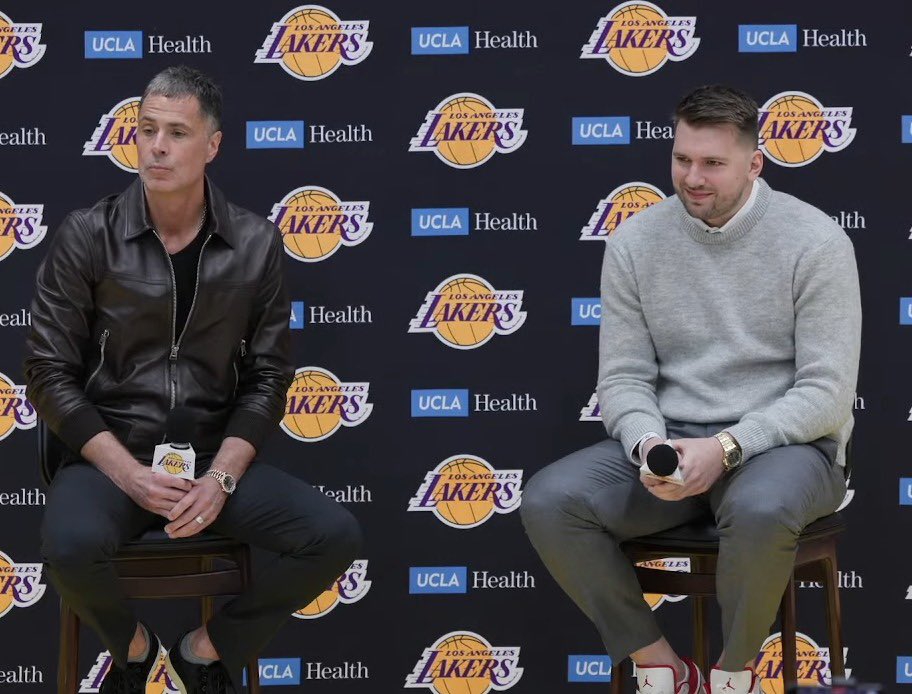 50NuancesDeNBA's tweet photo. Conférence en cours pour Luka Doncic avec les Lakers ! 👀🎙️ https://t.co/UBZNdsVnTm