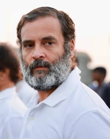 RebornManish's tweet photo. क्योकि मैं झूठ नहीं बोलता...

राहुल गांधी ने संसद की अपनी स्पीच में कई बातें कही। लेकिन रोजगार के मुद्दे पर मौजूदा सरकार की नाकामी के साथ, यह भी जोड़ने में गुरेज न किया, कि UPA सरकार भी रोजगार देने में कमजोर रही..
●●
मनमोहन सरकार, जॉबलेस ग्रोथ के लिए कटघरे में खड़ी की जाती है। इस बात में आंशिक सचाई है। 

दरअसल, 30-40 साल पहले, पहले प्रति यूनिट इन्वेस्टमेंट पर जितने जॉब सृजित होते थे, सूचना तकनीक औऱ ऑटोमेशन ने उसमे बड़ा डेंट लगा दिया। 

उदाहरण के लिए - 500 खाते हैंडल करने के लिए यदि किसी बैंक में एक आदमी की जरूरत होती, तो अब 5000 खाते एक व्यक्ति हैंडल कर सकता है। 

 या किसी सड़क निर्माण में 100 मजदूर, इंजीनियर, टेक्नीशियन लगते, अब वे मशीनों के साथ 500 किमी बना सकते हैं। एक टीचर 50 बच्चो को पढ़ाता। तो अब एक लाख बच्चो को एक टीचर पढा रहा है।

हर सेक्टर इससे प्रभावित हुआ है। 
●●
इसके बावजूद, जिस दौर में देश मे धड़ल्ले से इंजीनियरिंग, मैनेजमेंट के कॉलेज खुले, खूब प्लेसमेंट हुआ, बड़े बड़े पैकेज मिले, तो वह दौर मनमोहन सिंह का था। 

माइनिंग, कन्स्ट्रक्शन, फाइनैंस, आईटी, बीपीओ, टूरिज्म हर सेक्टर में बूम का दौर था। अर्थव्यवस्था में आशावाद था। 

सरकारी नौकरियां इस दौर में अवश्य कम हुई। लेकिन तब स्टेट पीएससी, यूपीएससी, बैंकिंग, रेलवे के एग्जाम नियमित होते, और उनकी परीक्षाओं की विश्वसनीयता पर कोई सवाल नही उठाता था। 

इसके बावजूद यह तथ्य है कि अपने उत्तरार्ध में बेरोजगारी की दर में स्थिर उठाव आता गया। मोदी दौर में 2018 तक बेरोजगारी के आंकड़े आते रहे, आलोचना बढ़ती रही, और अंततः आंकड़े जारी होने ही बंद हो गए। 
●●
बहरहाल, यहाँ मुद्दा राहुल का भाषण है। आधुनिक दौर में रोजगार सृजन के लिए जरूरी कदमो की वकालत करते हुए वह, साफगोई से मानते है कि उनके दौर में भी बेहतर काम हो सकता था।

सर्विस सेक्टर में जिस तरह ध्यान दिया गया, वैसा अगर मैन्युफैक्चरिंग पर भी ध्यान दिया गया होता, तो हालात बेहतर होते। 

मेक इन इंडिया, मोदी सरकार का नारा अच्छा था.. पर दूसरे नारो की तरह, बिना पुख्ता नीति के फेल हो गया। 
●●
कभी राजीव ने कहा था कि रुपया दिल्ली से चलता है, तो जनता तक 15 पैसे आते हैं। 

नेहरू ने रेडियो पर स्वीकार किया कि चीन ने हमला किया, हमारी जमीन पर घुस आया। हमारी सेना को पीछे हटना पड़ रहा है। छुपाया नही, झूठ न बोला। 

उन्होंने 20 सैनिको की लाशो पर खड़े प्रधानमंत्री की तरह टीवी पर नही कहा- न कोई घुसा है, न कोई आया है। 

दरअसल, समस्या से लड़ने के पहले यह जरूरी है कि समस्या का होना, स्वीकार किया जाए।
अगर करप्शन है, तो स्वीकार करें। बेरोजगारी है, तो स्वीकार करें, 

असफलता है, तो स्वीकार करें। 
●●
समस्या स्वीकारने के बाद पक्ष-विपक्ष मिलकर बैठे, विजन शेयर हो। जो बेहतर हो, वह किया जाए। आखिर इसीलिए तो जनता अपने प्रतिनिधि संसद में भेजती है। 

कुत्ता-बिल्ली मुहझौसी प्रतियोगिता के लिए नही। राहुल ने अपनी स्पीच में, अपनी भी सरकार की आलोचना कर, एक पहल की।।

एक तरह से सहयोग का आमंत्रण दिया। जिसे ट्रेजरी बेंच में बैठे हल्के फुल्के ट्रोल्स ने बेवजह टोकाटाकी, और शोरगुल में गंवा दिया। 
●●
राहुल का पूरा भाषण, एक स्टेट्समैन का भाषण था। मौजूदा दौर में इन्वेस्टमेंट, रोजगार सृजन और आयात निर्यात संतुलन के लिए उसमे गहरे तत्व थे। 

प्रतिभा की कमी से जूझ रही मोदी सरकार को उनके भाषण का अध्ययन करके नीतियां बनानी चाहिए। देश अभी भी 4 साल उनके हाथ मे है। 

11 साल झूठ की सियासत के बाद, अगर अब भी कोई कोर्स करेक्शन किया जा सकता है, तो उसका मार्ग राहुल की स्पीच में है। 
●●
आप भी यू ट्यूब पर उनकी स्पीच सुने, सोचें, और महसूस करें कि ऐसे लीडर को विपक्षी बेंच पर बिठाकर उसका समय खराब करना, उसकी नही, हमारी बदकिस्मती है। 

इस स्पीच में साफगोई है, सत्य है, हालातों के प्रति ईमानदारी है। यह देखकर मुझे खुशी है, कि मेरा हीरो, छिछोरी बातें नही करता। 

मेरा नेता झूठ नहीं बोलता!! 
❤️