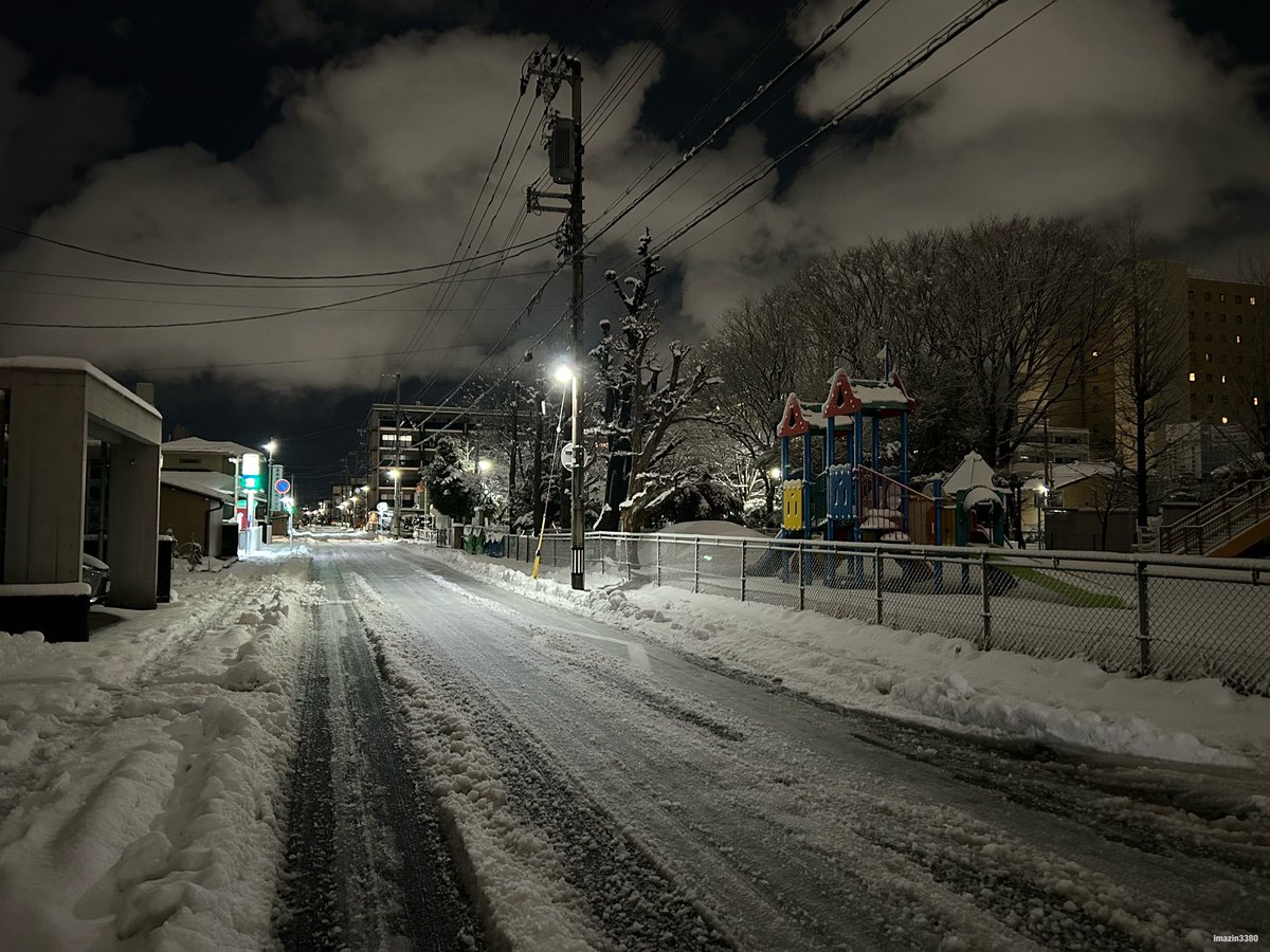 imazin33800's tweet photo. 雪がだいぶ降りました❄️
#smow #雪 #金沢 https://t.co/2HjzmjYJwF