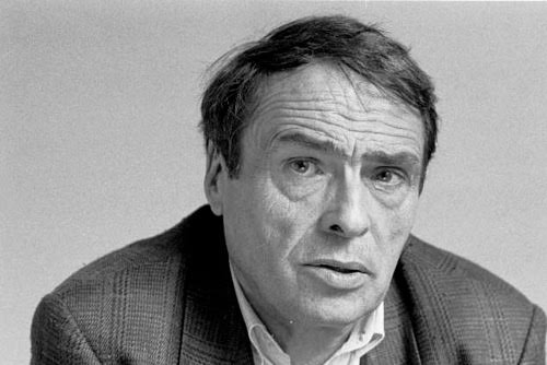 “Eğer sosyolog her zaman biraz rahatsızlık veriyorsa, bunun nedeni, bilinçsiz kalınması yeğlenen şeylerin bilincine varmaya zorlamasıdır.”

Pierre Bourdieu