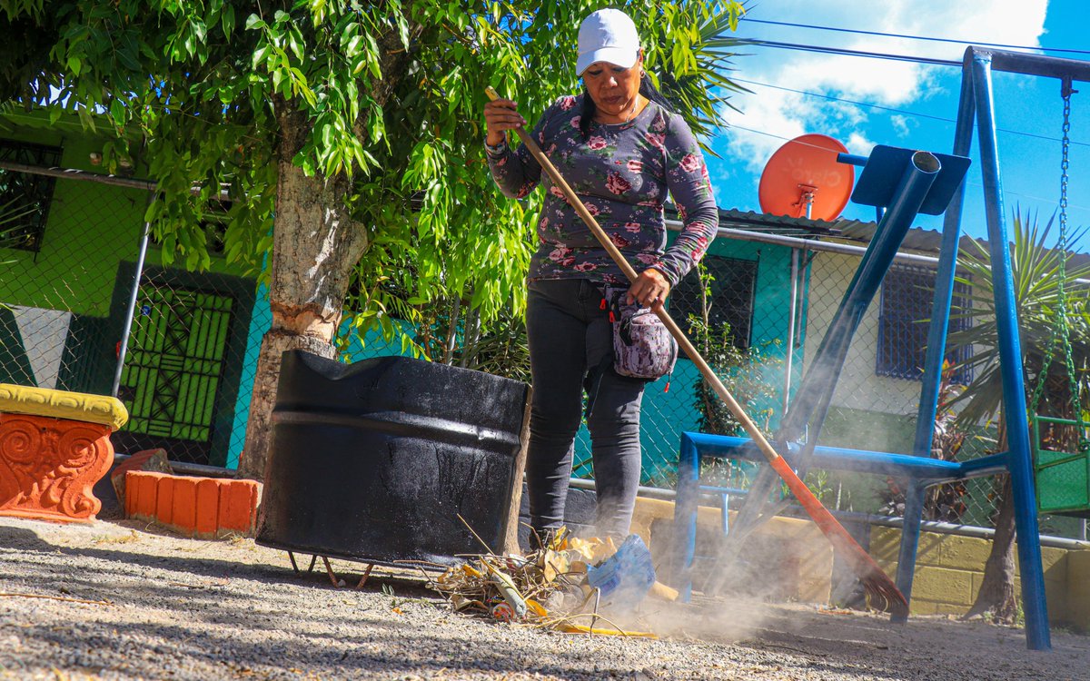 PrensaSSE's tweet photo. El equipo del Despacho Municipal de San Salvador Este, bajo la dirección de nuestro Alcalde @josemariachicas, continúa con acciones para mejorar los espacios públicos del municipio. En el 📍Parque de San Bartolo, sexta etapa, Distrito Ilopango, los equipos municipales llevan a cabo labores de limpieza y pintura, con el objetivo de recuperar y mantener el área en condiciones óptimas para el disfrute de las familias del sector. 🧹🎨🖌️

Estas acciones forman parte del compromiso de la municipalidad por fomentar el sano entretenimiento y la convivencia familiar. La mejora de los parques y espacios recreativos busca ofrecer a los ciudadanos ambientes seguros, ordenados y agradables, promoviendo así un entorno más inclusivo y saludable para todos. 🛝🌳👨‍👩‍👦‍👦

#SanSalvadorEste
