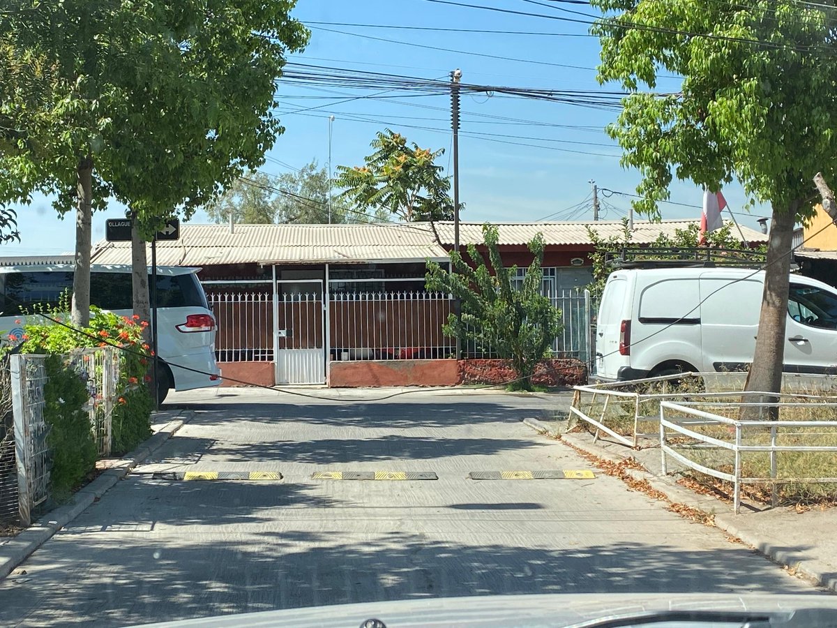 NATYTA5's tweet photo. @Enel_Informa_CL  tenemos un  cable de luz con corriente colgando en el pasaje se llamo a enel y cerraron el caso porque no encontraron la direccion esto es pasaje ollague con pasaje pica san joaquin https://t.co/E1hklcffBr