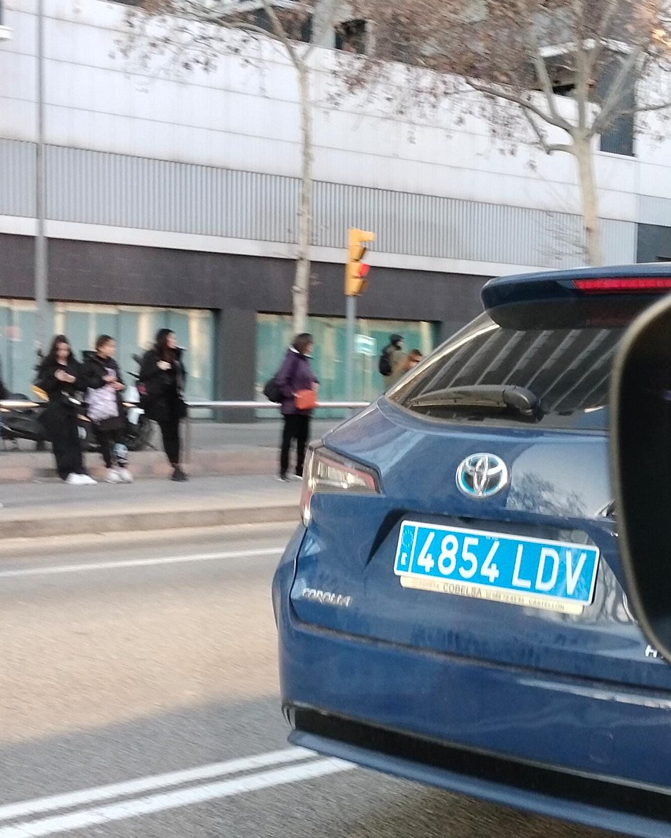 Elite_TaxiBcn's tweet photo. No te la juegues. Algunos vehículos VTC de plataformas, podrían no tener autorización para transportar viajeros. Y en caso de accidente, no responden. ¿Vale la pena el riesgo? @ISE_Show #ISE2025 #VTcCrash #MejorenTaxi @GUBBarcelona @mossos https://t.co/NnPEp0I58Z