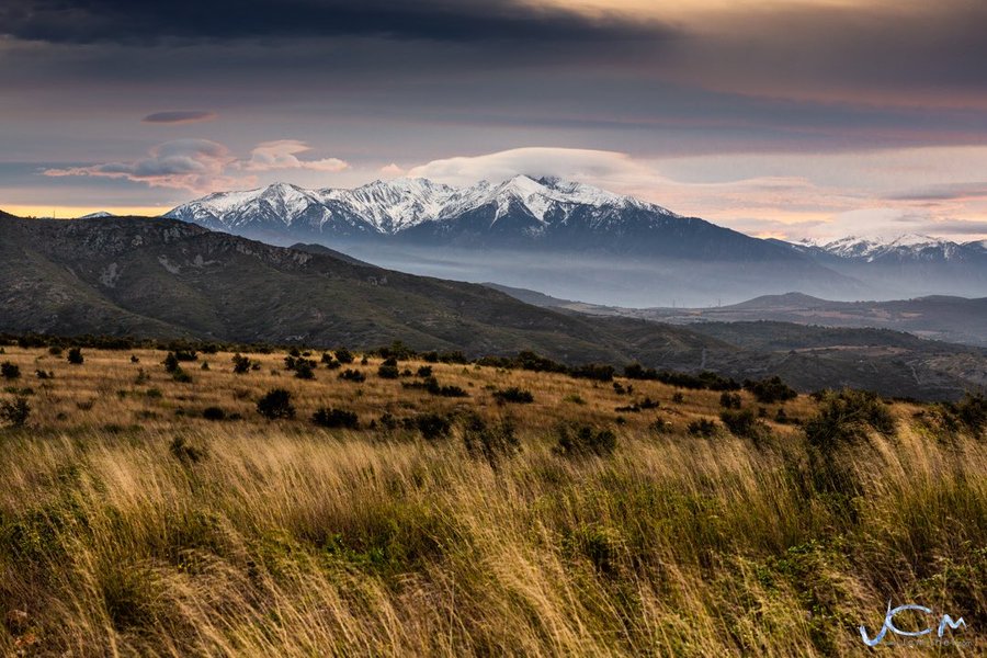 CLL49's tweet photo. Sélection de #Sites parmi les plus beaux de #France🇫🇷 #Lundi Le massif du #Canigou est situé dans les #Pyrénées-Orientales. Il est habité depuis la Préhistoire et on s'y livre depuis l'Antiquité au #Pastoralisme et au #thermalisme. #Photos via Wikipédia sauf 4 via @jmg1134 https://t.co/ER4d1UjHI1