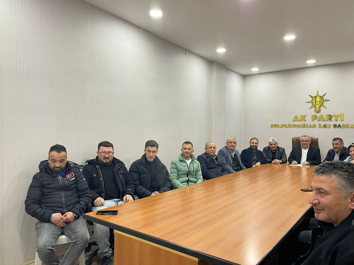 Ak_SKochisar's tweet photo. Haftalık yönetim kurulu toplantımızı İlçe Başkanımız Sn.Levent SARIKAYA Başkanlığında,yönetim kurulu üyelerimizin katılımı ile gerçekleştirdik. https://t.co/h05H81SN2v