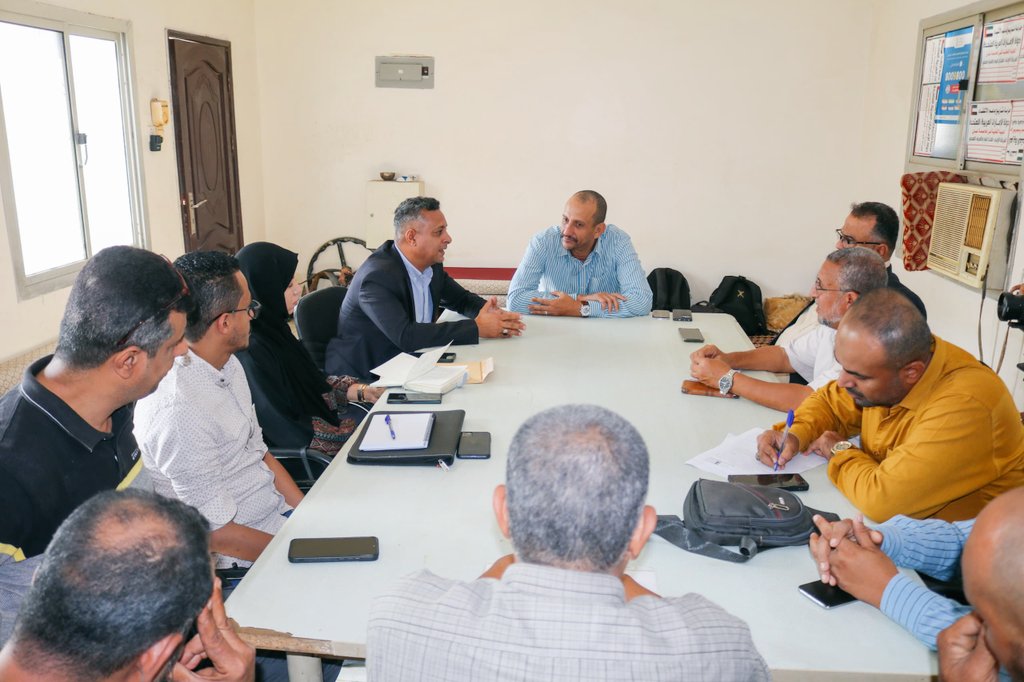 AdenSfd's tweet photo. A new milestone in Aden!
The SFD's Deputy Managing Director met local officials and discussed the progress of water projects, incl. rebuilding the 18K m3 Altwahi and 20K m3 Albarzakh tanks. Planned rehabilitation of chlorination plants &amp; supplying smart meters were also discussed https://t.co/CsgFWdZnih