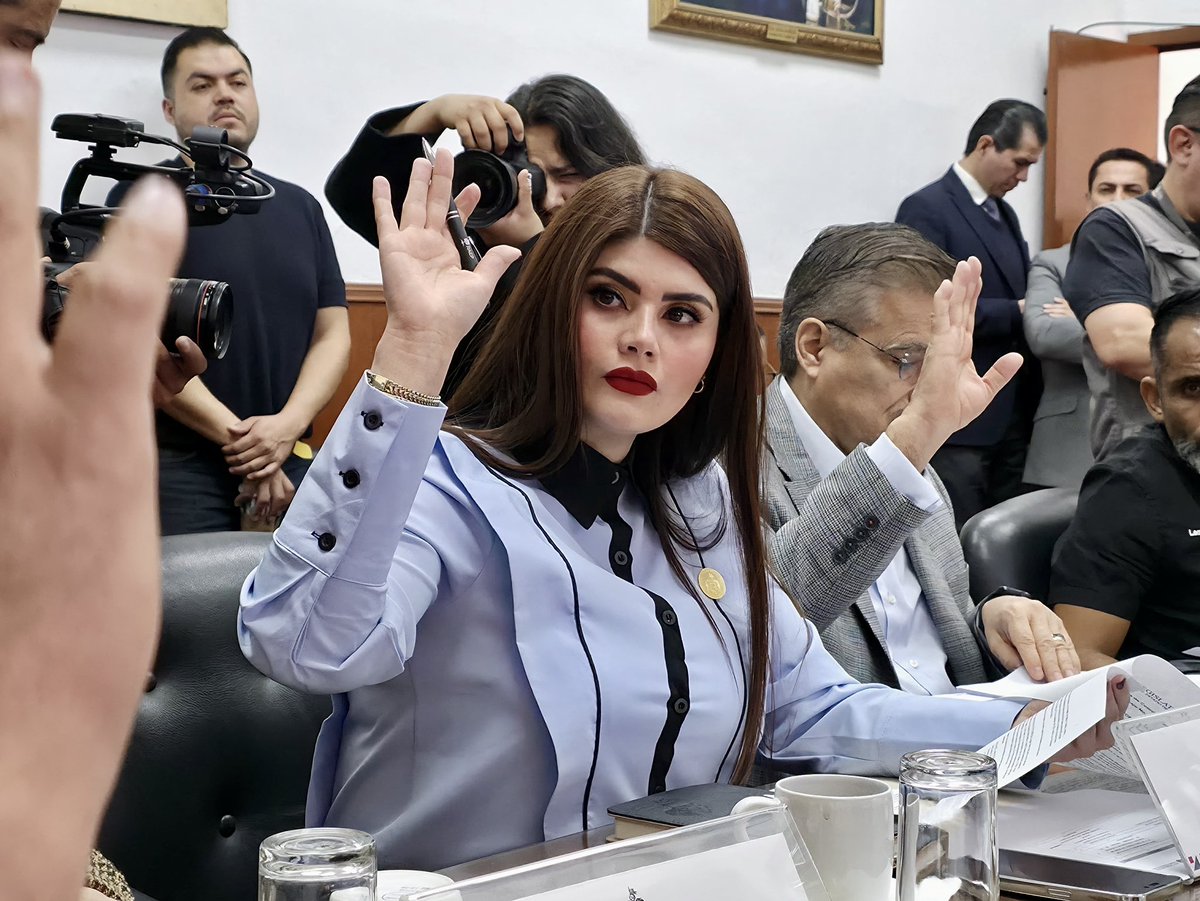 Cuquis_Camarena's tweet photo. Ahora sí, después del puente, comenzamos esta semana Legislativa￼ con Junta de Coordinación Política, donde aprobamos varios temas para llevarlos a su votación ante el pleno de este Congreso. 🇲🇽

¡Excelente inicio de semana! Aunque sea martes 😎 https://t.co/B8e03ykhCE