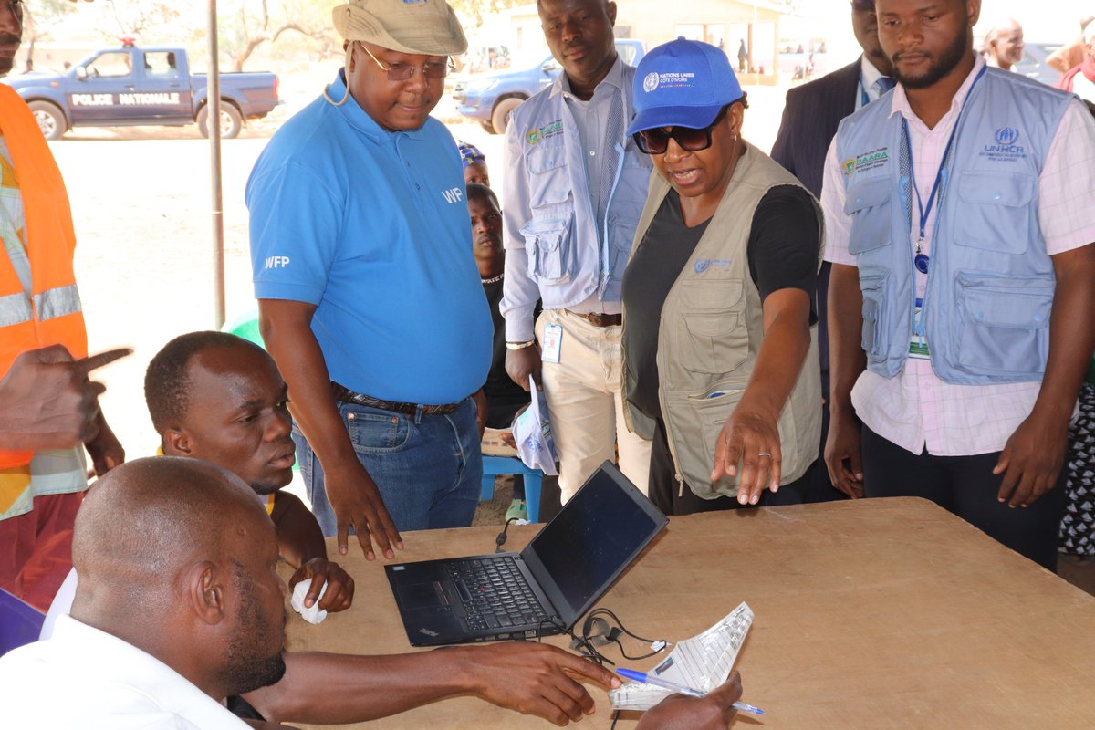 WFP_Cotedivoire's tweet photo. En tournée dans le nord 🇨🇮, la Coordonnatrice Résidente @ONU_CIV a salué l’appui de @WFP_Cotedivoire aux populations vulnérables à travers l'assistance alimentaire en espèces, le soutien aux petits producteurs et l'appui à l'éducation via les #cantinesscolaires #FaimZero. 🍽️📚 https://t.co/ToBsnKug3A