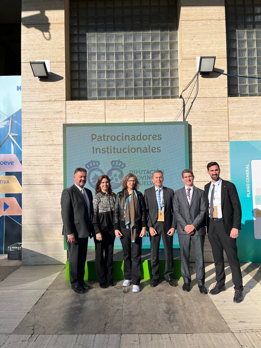 Asociación Española del Hidrógeno (AeH2) (@aeh2_eng) on Twitter photo Hoy, en el <a href="/CongresoH2V/">Congreso Nacional de Hidrógeno Verde</a>, nuestro presidente moderó una mesa sobre regulación en los países de la UE, destacando la necesidad de una normativa clara, infraestructura adecuada y colaboración para impulsar el hidrógeno.
¡Sigamos avanzando en el impulso del hidrógeno!🌱 Hoy, en el <a href="/CongresoH2V/">Congreso Nacional de Hidrógeno Verde</a>, nuestro presidente moderó una mesa sobre regulación en los países de la UE, destacando la necesidad de una normativa clara, infraestructura adecuada y colaboración para impulsar el hidrógeno.
¡Sigamos avanzando en el impulso del hidrógeno!🌱