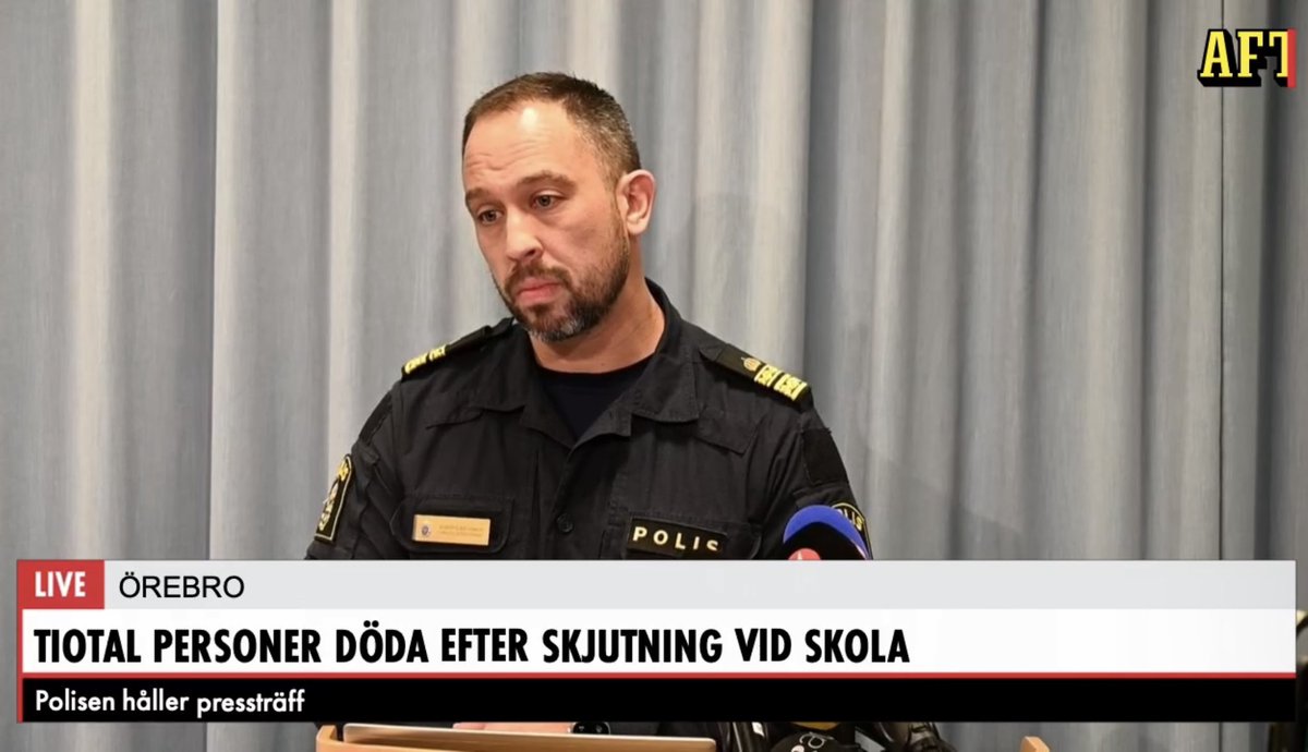 Ge den här polismannen en tapperhetsmedalj!

Att så tålmodigt, lugn och metodiskt svara på alla frågor är otroligt starkt 💪

Roberto Eid Forest är i mina ögon en sann hjälte.