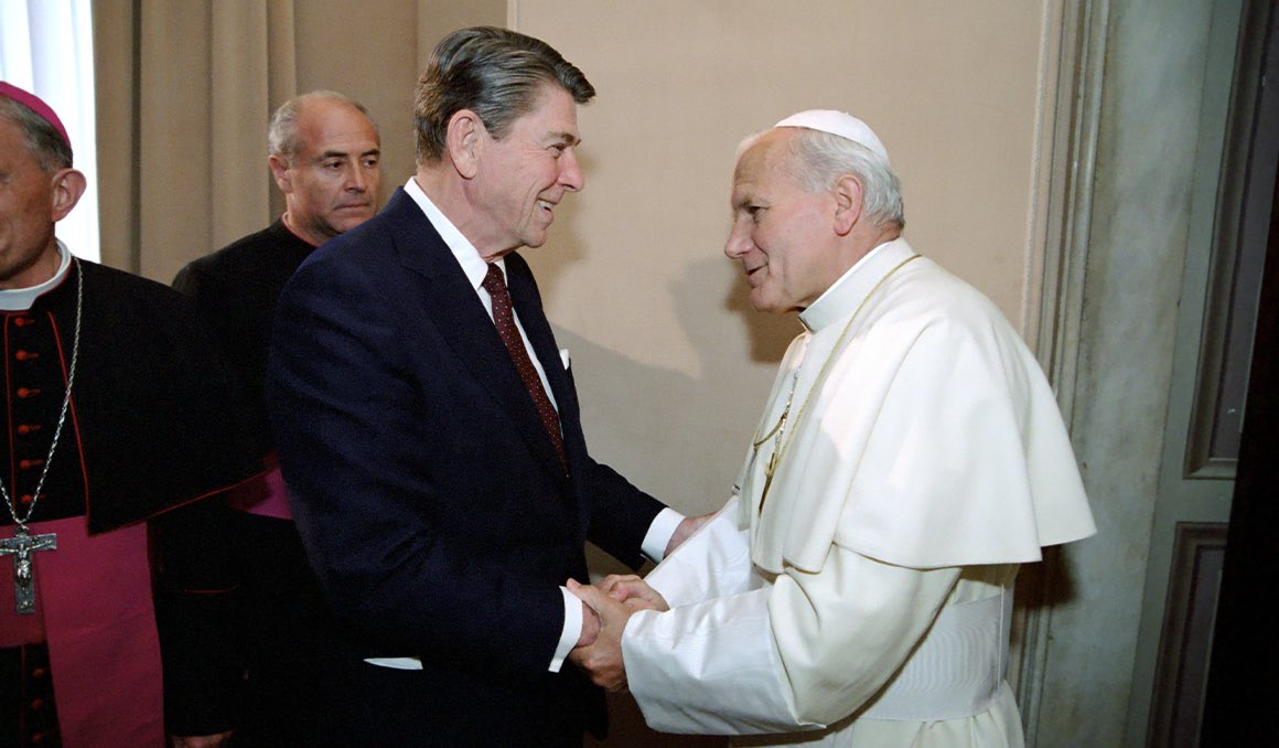 ylldvs's tweet image. Le Saviez-Vous ?

Il y avais une loi anti catholique de 1867 au USA qui empêché les relations diplomatiques entre les US et le Vatican. Le président Reagan l’avait abrogé en 1984 et nommé William Wilson devenant ainsi le 1er ambassadeur des États Unis auprès du Saint siège. 🇺🇸🇻🇦