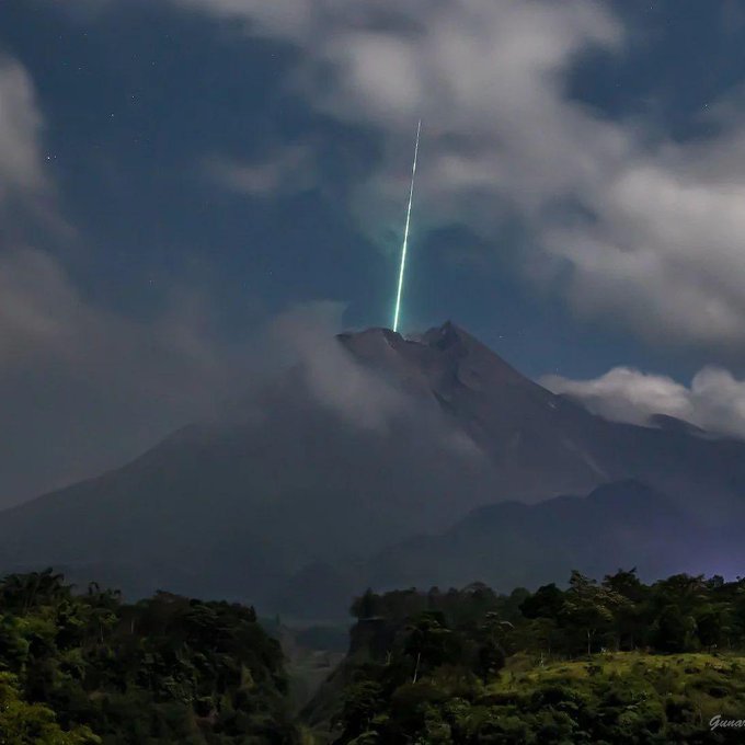 Rainmaker1973's tweet photo. A meteor fell near the most active volcano (Mount Merapi) in Indonesia

[📸 Gunarto Song] https://t.co/84RVeNN1HF