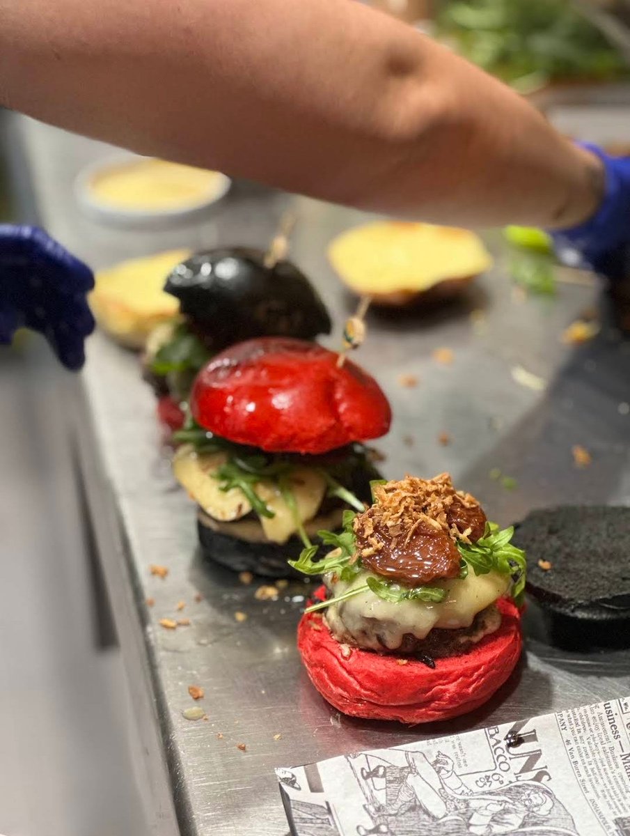 Los encontré en Google Maps. Las sillas y las hamburguesas son con los colores de Chaca. Realmente club pijudo 🇾🇪🌟