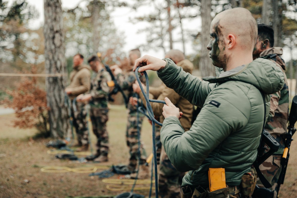 👊Lancement du stage co pour la section du lieutenant Benoît. Après une marche course de 8km, les sacs des engagés volontaires ont été inspectés puis l'instruction a pu débuter par l'école des noeuds.