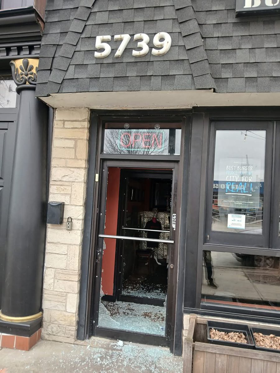 ChiSpectator's tweet photo. Commercial burglaries continue to plague the northwest side of #Chicago 

According to scanner traffic the following were broken into overnight

4217 W Irving Park - Chicago Taco Authority
5106 W Irving Park - D'Absolute Events & Catering
5134 W Irving Park 
5739 W Irving Park - @BRGRBELLY 
5749 W Irving Park - Caesar Pierogi & Pizza Pot Pie

Picture courtesy of BRGRBELLY

#Chicagoscanner #SupportLocal