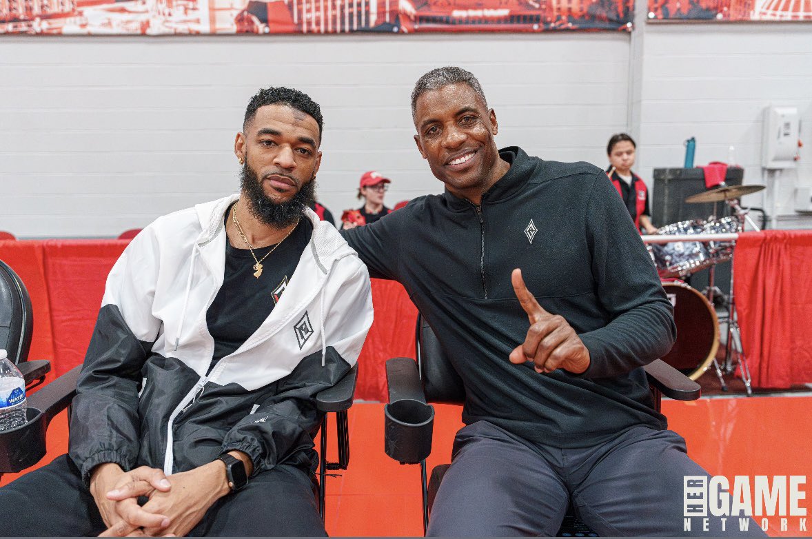 HERgamenetwork's tweet photo. Big thank you theses two (Larry Lewis Aces new assistant coach) for showing the @unlvladyrebels some love at Saturdays game against Nevada
📸 cinedirector
#lvaces #wnba #unlv #ladyrebels #bearebel #larrylewis https://t.co/Sf9CCdiq6f