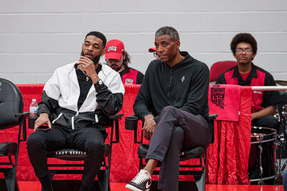 HERgamenetwork's tweet photo. Big thank you theses two (Larry Lewis Aces new assistant coach) for showing the @unlvladyrebels some love at Saturdays game against Nevada
📸 cinedirector
#lvaces #wnba #unlv #ladyrebels #bearebel #larrylewis https://t.co/Sf9CCdiq6f