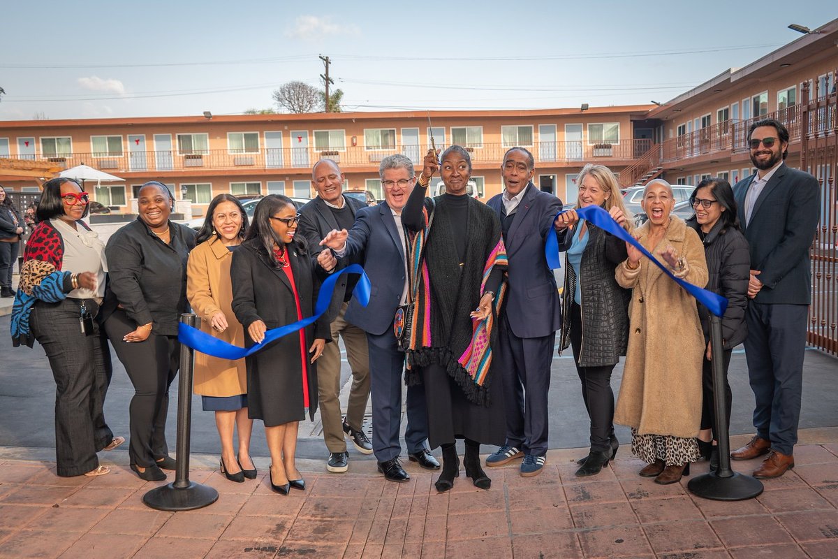 WeingartCenter's tweet image. 🎉 Big news: The Weingart Willows is officially open! 🏠

This permanent supportive housing development will have 52 studio units for individuals exiting homelessness, thanks to #ProjectHomekey 💪. Together, we’re creating change in #DTLA! #SupportiveHousing #LosAngeles