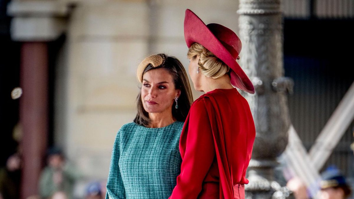 Eigentlich bestehen zwischen ihren Familien enge Bande. Doch schon lange kursieren Spekulationen über eine Antipathie zwischen Königin Letizia und Königin Máxima. Das  jüngste ungewöhnliche Verhalten der spanischen Monarchengattin bringt erneut die Gerüc… gala.de/royals/allgeme…