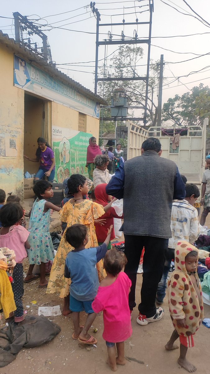 rcrajdhani's tweet photo. Joy of giving at the slum area by R C Rajdhani Bhubaneswar https://t.co/FdFpR1hHYX