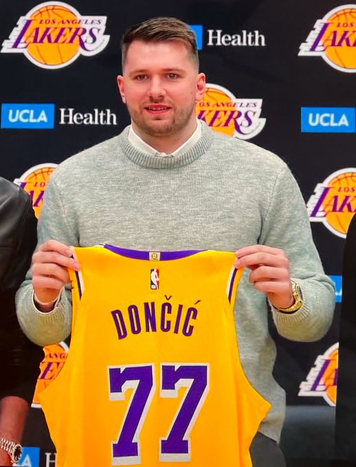 PasionBasketNBA's tweet photo. Luka Doncic ya posa con su nueva camiseta de Los Ángeles Lakers https://t.co/q1voS5indt
