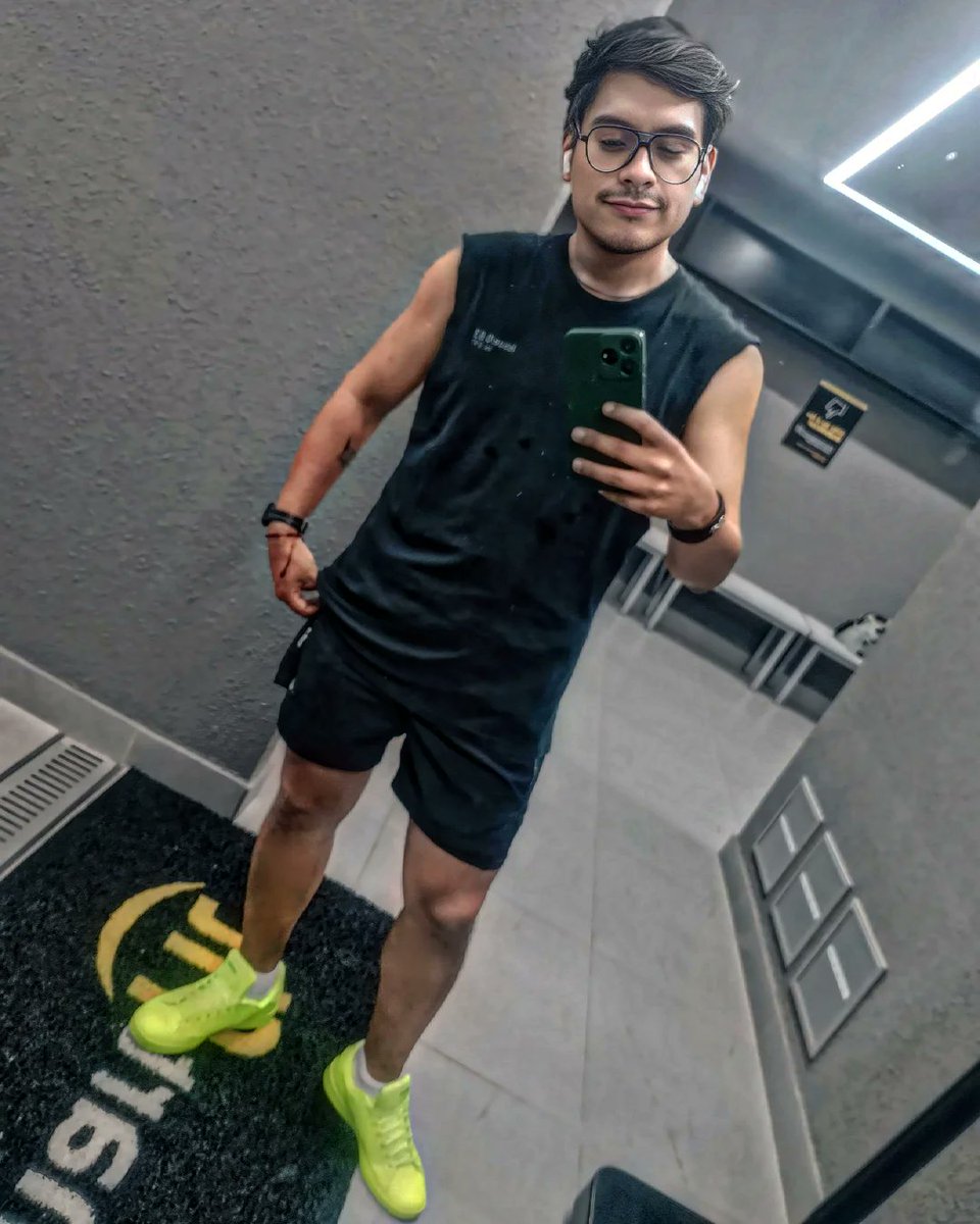 WTF! Cada 5 años, mi cumple cae la Dominga de la Resurrección! Ya van a ver mamagüebos, wa salir a lo Patty de la pila bautismal en Insatiable! Me la debes, vida/karma!