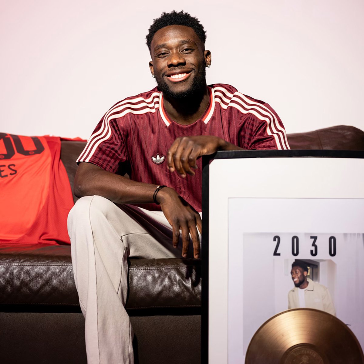 FabrizioRomano's tweet photo. 🚨🔴⚪️ Official, confirmed. Alphonso Davies signs new deal at Bayern until June 2030.

“I'm very happy that I've extended my contract with this great club. I came to FC Bayern when I was 18… now there’s much more to achieve together”, Davies says. https://t.co/x7OiuF6Qsx