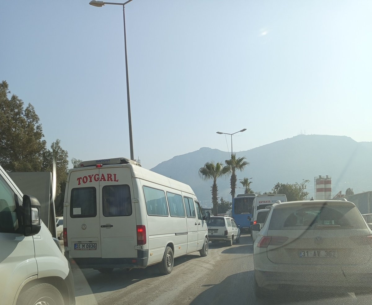 Dünyanın en mistik ve kadim şehri olan #antakya'da doğdum büyüdüm.
Hayatım boyunca bugün olduğu kadar sağlıksız bir havayı teneffüs etmedim.
İnsanlar, hayvanlar ve bitkiler isyanda.
Kuvvetli bir yağmur için dua ettim. Yağsa da güzel memleketim pırıl pırıl olsa!
#deprem