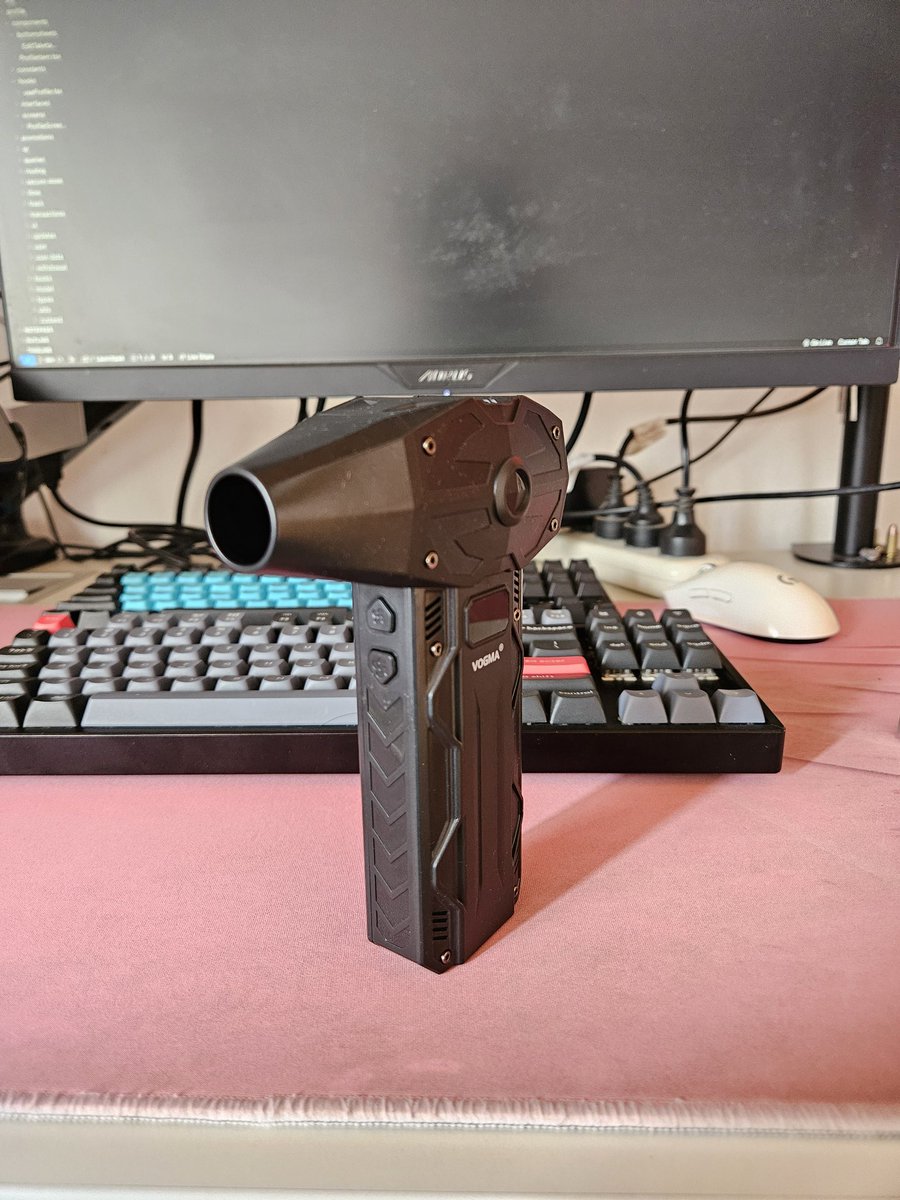 La mejor compra que hice en mi vida. Para limpiar el teclado, sacar los pelos de la mesa, limpiar la PC.