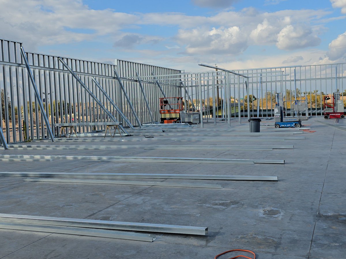 AbernatheyCo's tweet photo. Excited to share the 2nd floor of our Laveen, AZ project is underway. 

GSF: 122,757
Units: 669 https://t.co/PZmhhXhfKp