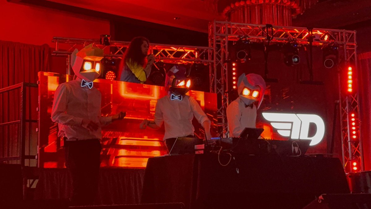 KoaBitez's tweet image. iiiii want iiiii want 2 b a machiiiine !! 🤖

📸 @LBRCloud @squidinthgalaxy
heads by @Noteworthypony + @FaultyMusic