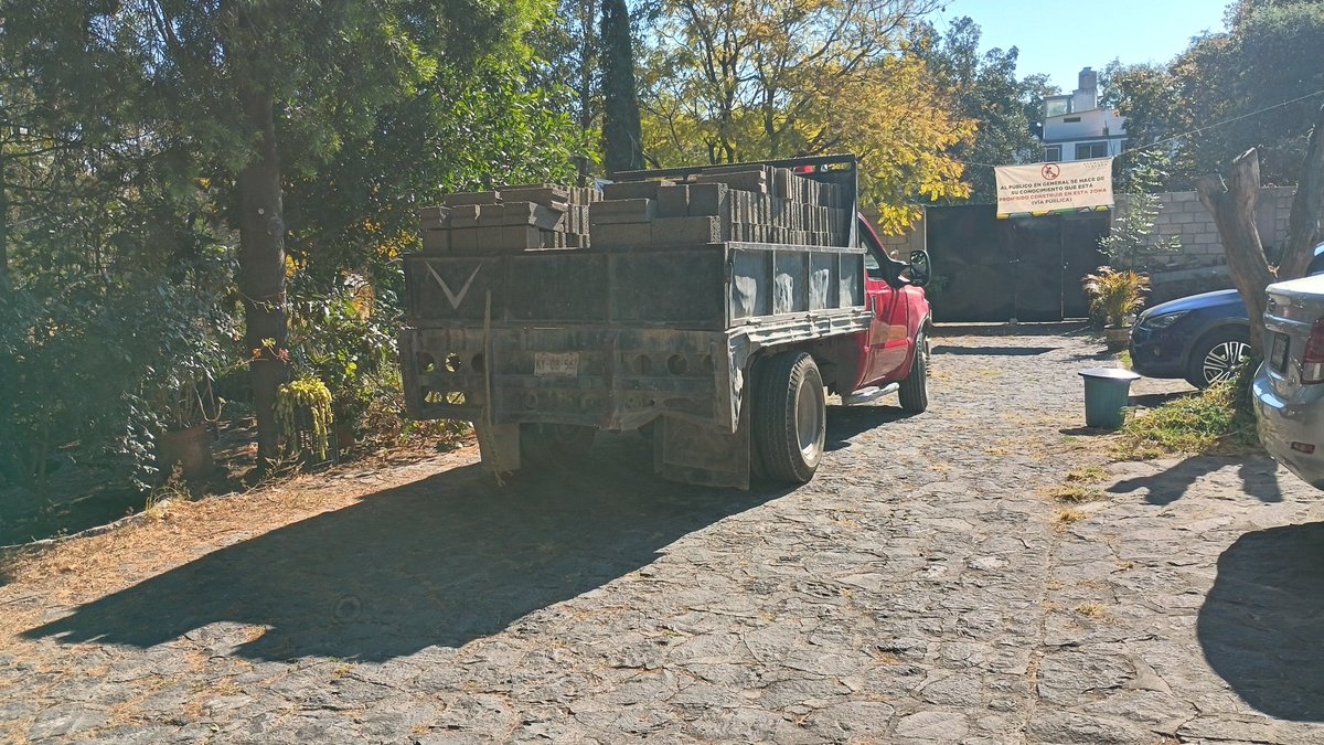 JLeumanR's tweet photo. ¡BASTA! En #ParajeTetenco @TlalpanAl siguen queriendo vender y ocupar la vía pública diciendo que son amigos de @Gabyosoriohdz y de Francisco Javier Alvarado, Subdirector de Concertación Política.
Los vecinos llevan años tratando de frenar la invasión y las autoridades no actúan https://t.co/1ODDNynnvX