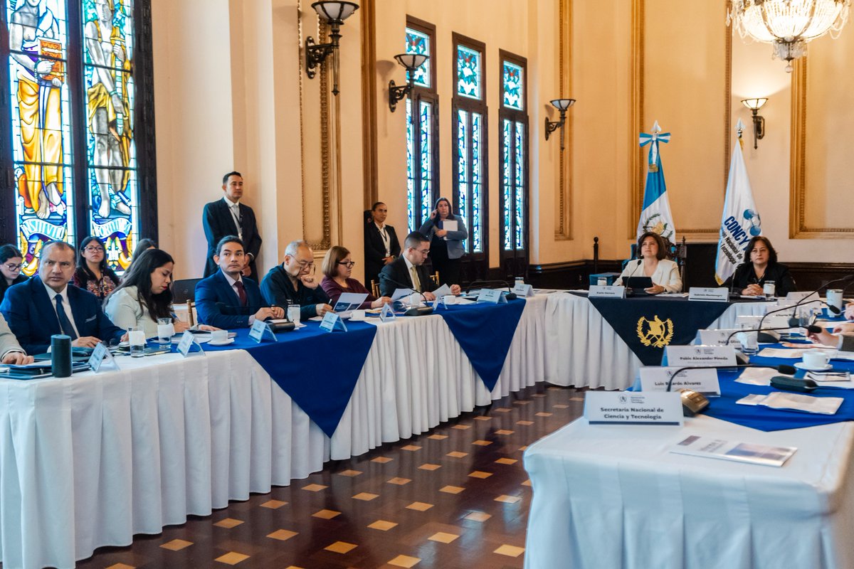 ViceGuatemala's tweet photo. El #CONCYT, presidido por la vicepresidenta @KarinHerreraVP, aprobó el plan de trabajo para el año 2025 que incluye proyectos de cooperación con México, República Dominicana y Panamá.
Reducir la brecha que separa a las poblaciones más vulnerables de la ciencia es nuestra meta. https://t.co/GEduAxpu6r