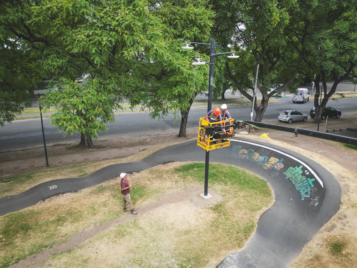 Municipio_CH's tweet photo. Estamos instalando luminarias nuevas en el Pump Track de Parque Batlle. Seguimos embelleciendo y mejorando los espacios públicos de nuestro territorio.
#SomosCH https://t.co/Dr3rDYYBii