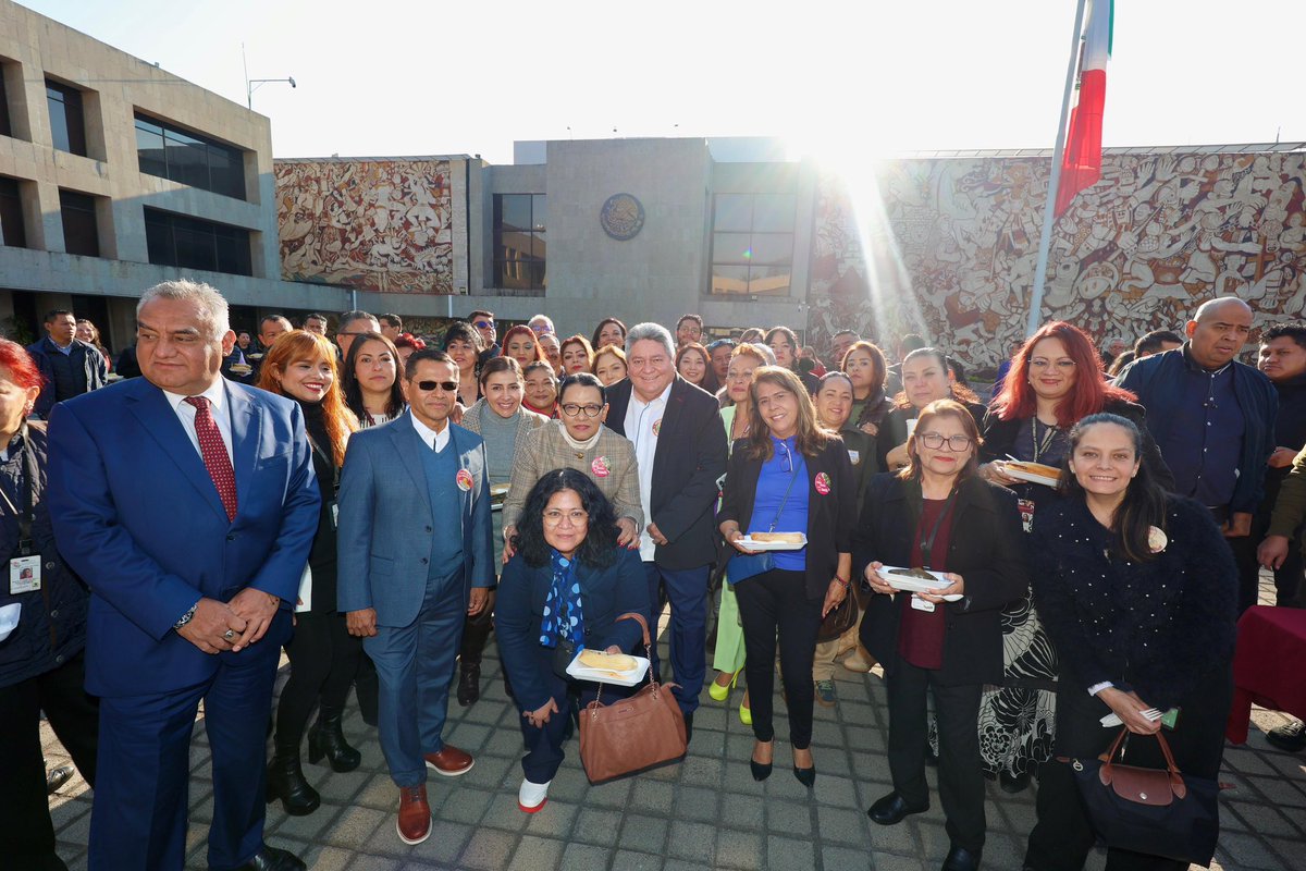 rosaicela_'s tweet photo. Este #martes nos dimos tiempo para compartir y degustar unos tamales 🫔con trabajadoras y trabajadores de la @SEGOB_mx, por el #DíaDeLaCandelaria. 🇲🇽 @Claudiashein https://t.co/onHVKW9NDR