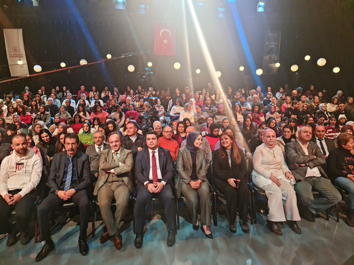 ErzurumKYGM's tweet photo. #KYGMKışKampları
KYGM 9. Tematik Kış Kampında durağımız bu kez TRT Erzurum Radyosu...
Doğudan Sesler Programında Onur Şan'ın konseri için yerimizi aldık. 
Spor Hizmetmetleri Müdürümüz Erdoğan Dönmez ile Şube Müdürümüz İbrahim Şimşek de gençlerimize eşlik etti. https://t.co/VFi8sQ46Mj