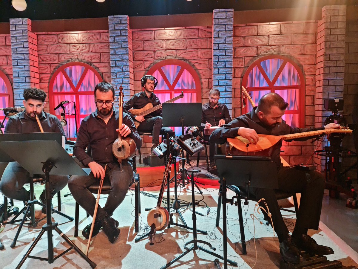 ErzurumKYGM's tweet photo. #KYGMKışKampları
KYGM 9. Tematik Kış Kampında durağımız bu kez TRT Erzurum Radyosu...
Doğudan Sesler Programında Onur Şan'ın konseri için yerimizi aldık. 
Spor Hizmetmetleri Müdürümüz Erdoğan Dönmez ile Şube Müdürümüz İbrahim Şimşek de gençlerimize eşlik etti. https://t.co/VFi8sQ46Mj