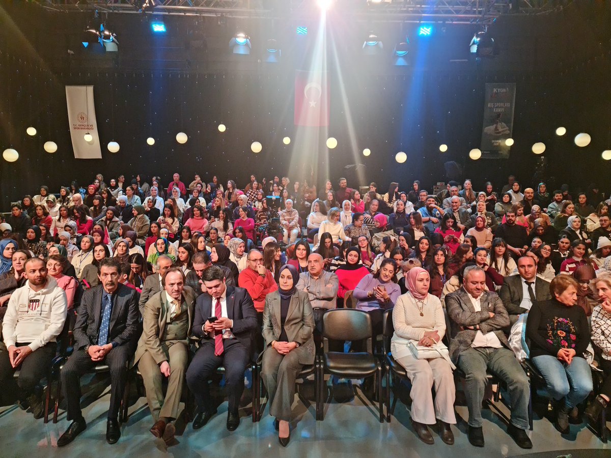 #KYGMKışKampları
KYGM 9. Tematik Kış Kampında durağımız bu kez TRT Erzurum Radyosu...
Doğudan Sesler Programında Onur Şan'ın konseri için yerimizi aldık. 
Spor Hizmetmetleri Müdürümüz Erdoğan Dönmez ile Şube Müdürümüz İbrahim Şimşek de gençlerimize eşlik etti.